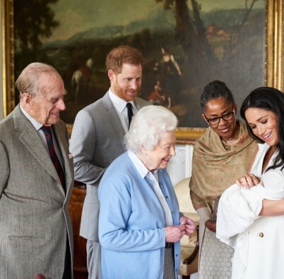 HISTORISK: Dronning Elizabeth (93) er svært glad i prins Harry, og synes Meghan er en frisk pust. Her er hun og prins Philip (97) på besøk hos sitt nyfødte åttende oldebarn - og går med på å få møtet fotografert! Meghans mamma Doria Ragland (62) er også til stede. Foto: NTB scanpix HISTORISK: Dronning Elizabeth (93) er svært glad i prins Harry, og synes Meghan er en frisk pust. Her er hun og prins Philip (97) på besøk hos sitt nyfødte åttende oldebarn - og går med på å få møtet fotografert! Meghans mamma Doria Ragland (62) er også til stede. Foto: NTB scanpix